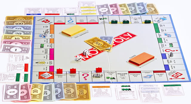 Sociedad Pregunta Trivia: ¿Cuánto dinero se recibe por pasar "GO" (Adelante) en el juego del Monopoly?