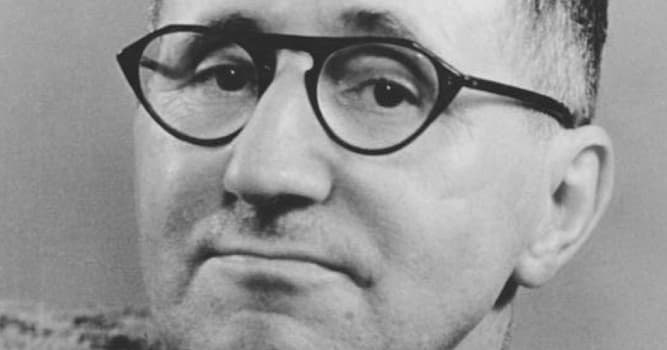 Gesellschaft Wissensfrage: Welche Staatsbürgerschaft wurde Bertolt Brecht verliehen, als ihm die deutsche aberkannt wurde?