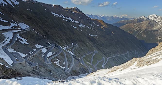 Geographie Wissensfrage: Wie heißt der höchste befahrbare Alpenpass?