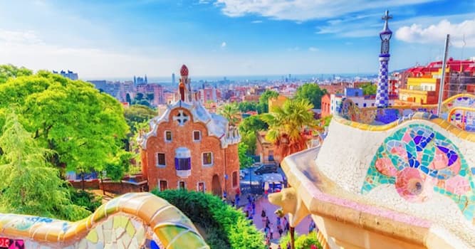 Geschiedenis Trivia Vraag: Wie is de architect van het befaamde Park Güell in Barcelona, Spanje?