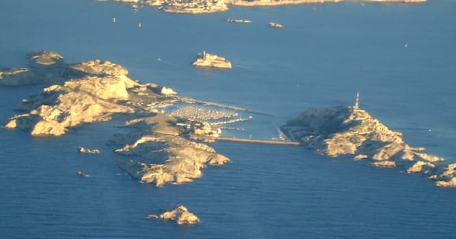 Géographie Question: L'archipel du Frioul, constitué de quatre îles représente un des quartiers de... ?