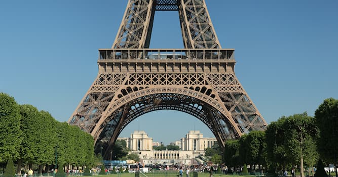 Cultura Domande: Quanto è alta la Tour Eiffel di Parigi, compresa la guglia?