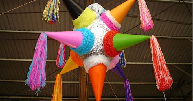 Toplum Trivia Sorusu: Şeker ve meyve dolu hangi yapı kırılana kadar vurulur?