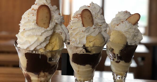 Culture Question: Trois boules de glace à la vanille, chocolat chaud et chantilly ! Qu'allez-vous déguster ?