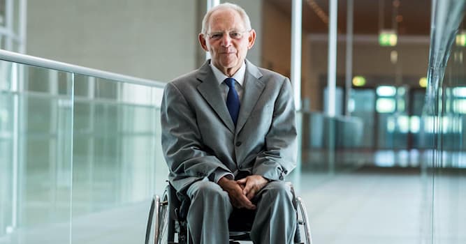 Geschichte Wissensfrage: Wann und wo fand das Attentat auf den Politiker Wolfgang Schäuble statt, welcher seitdem im Rollstuhl sitzt?