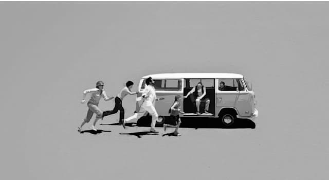 Film & Fernsehen Wissensfrage: Welche Farbe hat der VW-Bus, mit dem die Familie Hoover im Film "Little Miss Sunshine" unterwegs ist?