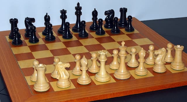 Gesellschaft Wissensfrage: Welche zwei eigenen Figuren dürfen im Schach bei einer Rochade mit einem gemeinsamen Doppelzug bewegt werden?
