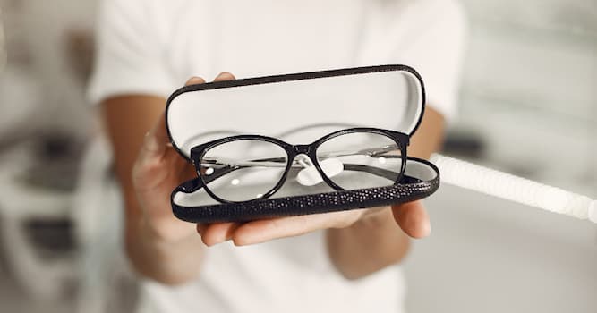 Società Domande: Qual è il nome di uno specialista scientifico nel montaggio di occhiali?