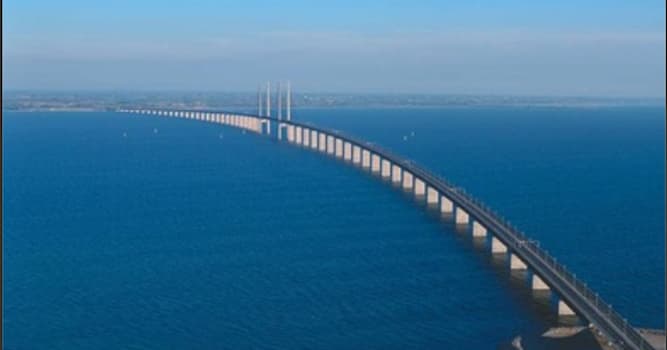 Geografia Domande: Come si chiama il ponte che collega le città di Copenaghen (Danimarca) e Malmö (Svezia)?