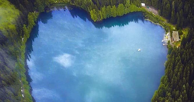Geografía Pregunta Trivia: ¿En qué país está localizado el lago Karagöl, el hermoso lago en forma de corazón?