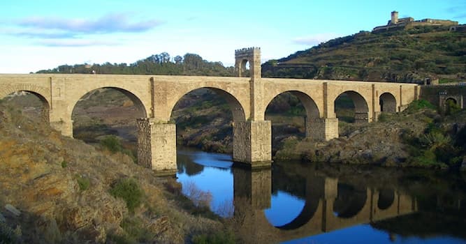 Historia Pregunta Trivia: ¿En qué siglo fue construido el Puente de Alcántara ubicado en la provincia de Cáceres?