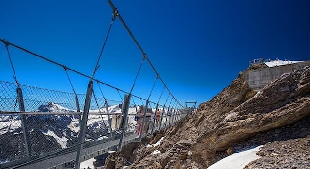 Aardrijkskunde Trivia Vraag: In welk land vind je de voetgangersbrug Titlis Cliff Walk?