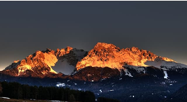 Gesellschaft Wissensfrage: Wie wird die Lichtstimmung bei Sonnenaufgang und Sonnenuntergang im Hochgebirge genannt?