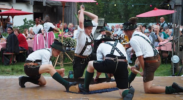 Kultur Wissensfrage: Wie heißt ein Tanz aus dem Ostalpenraum, der sich durch Handschläge auf Oberschenkel und Schuhe auszeichnet?