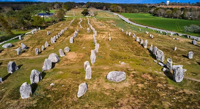 historia Pytanie-Ciekawostka: Ile stojących kamieni znajduje się w porównywanym do Stonehenge mieście Carnac?