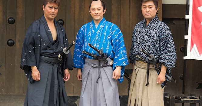 Культура Вопрос: Как называются традиционные японские длинные широкие штаны в складку?