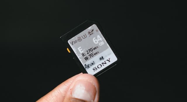 Society Trivia Question: Who invented flash memory devices?