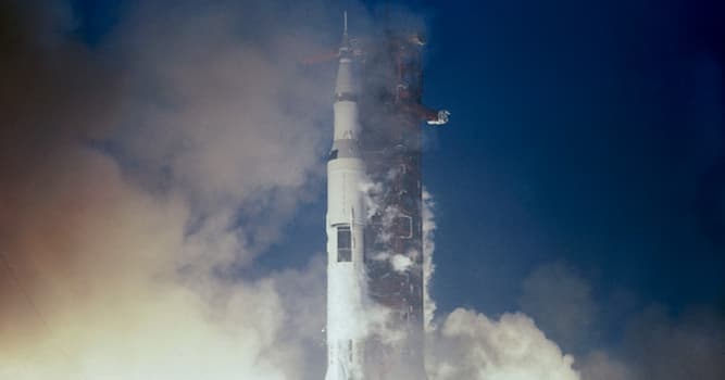 Geschiedenis Trivia Vraag: Door wat werd de raket van Apollo 12 kort na het opstijgen getroffen?