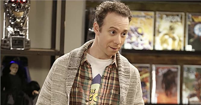 Film & Fernsehen Wissensfrage: Wie lautet der Nachname des Comicbuchladenbesitzers Stuart aus "The Big Bang Theory"?