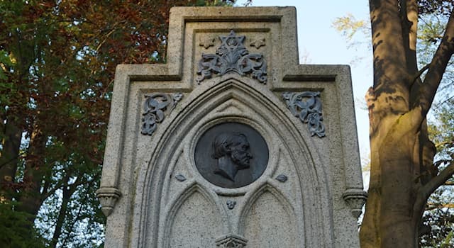 Science Question: Quel mathématicien a demandé que soit gravé un heptadécagone sur sa tombe ?
