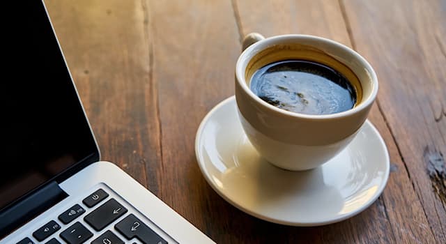 Société Question: Avec quelle boisson l'espresso est-il souvent servi ?