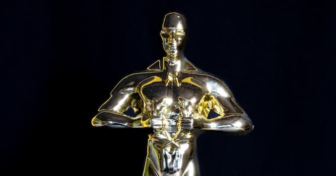 Film & Fernsehen Wissensfrage: Was hält die Oscar-Statuette in ihren Händen?