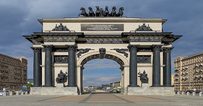 Historia Pregunta Trivia: ¿En honor a qué se erigió el Arco de Triunfo mostrado, localizado en Moscú?