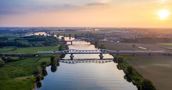 Aardrijkskunde Trivia Vraag: Welke gemeente/stad ligt niet aan de Maas?