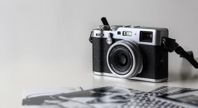 Société Question: Quel appareil photo imprime instantanément les photos ?