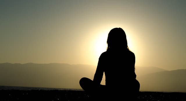 Toplum Trivia Sorusu: Bu kelimelerden hangisi bir kişinin ahlaki niteliğidir?