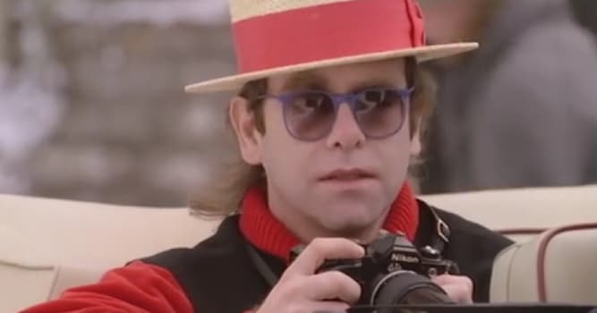 Filmy Pytanie-Ciekawostka: Jak nazywa się brytyjski piosenkarz, kompozytor i pianista?