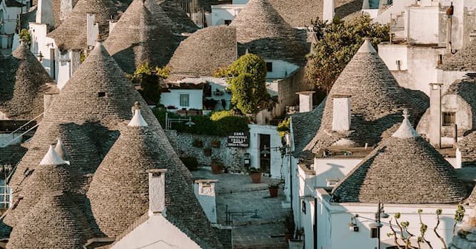 Cultuur Trivia Vraag: Hoe noemt men de stenen huizen die typisch zijn voor de Zuid-Italiaanse regio Puglia?