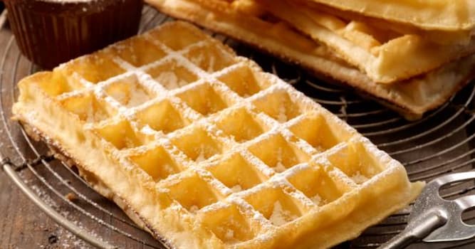 Maatschappij Trivia Vraag: Hoe noemt men dit type wafel dat met bloemsuiker, slagroom, siroop of fruit wordt geserveerd?