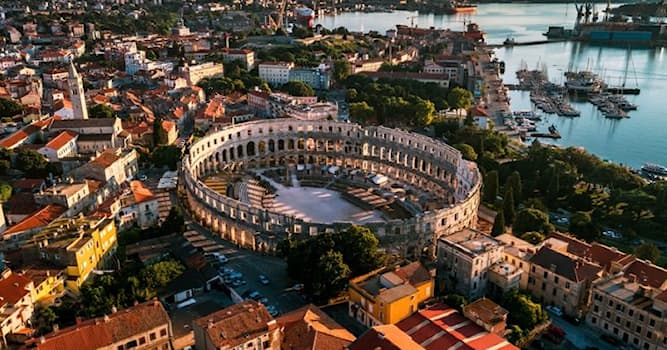 Aardrijkskunde Trivia Vraag: In welke Kroatische stad bevindt zich de best bewaarde Romeinse amfitheater van het land?