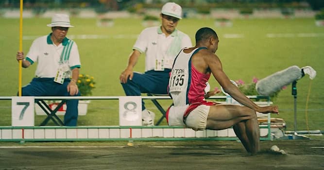 Sport Trivia Vraag: Op wiens naam staat het wereldrecord verspringen bij de mannen?