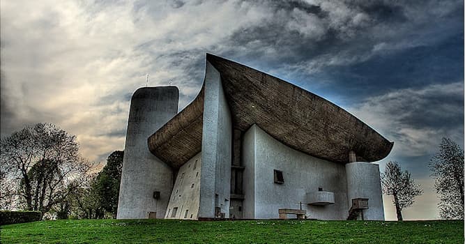 Cultuur Trivia Vraag: Welke Frans-Zwitserse architect ontwierp La Cité Radieuse, de Chapelle Notre-Dame-du-Haut en de Villa Savoye?