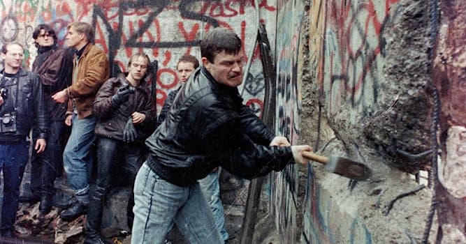 Histoire Question: Quel événement historique est lié à la chute du mur de Berlin ?