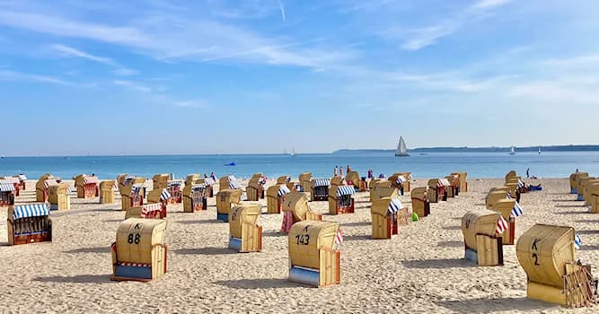 Aardrijkskunde Trivia Vraag: Hoe heet de badplaats die deel uitmaakt van Lübeck en bekend staat om haar strandkorven?