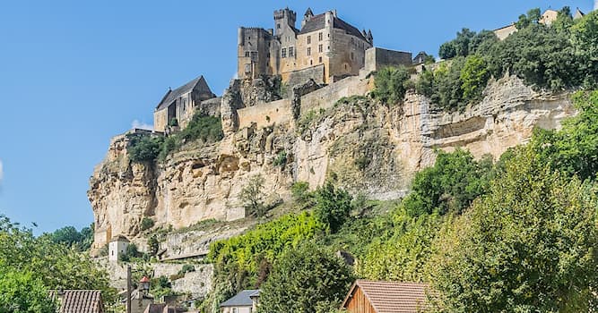 Aardrijkskunde Trivia Vraag: Hoe heet dit beroemde kasteel dat uittorent boven de vallei van de Dordogne?