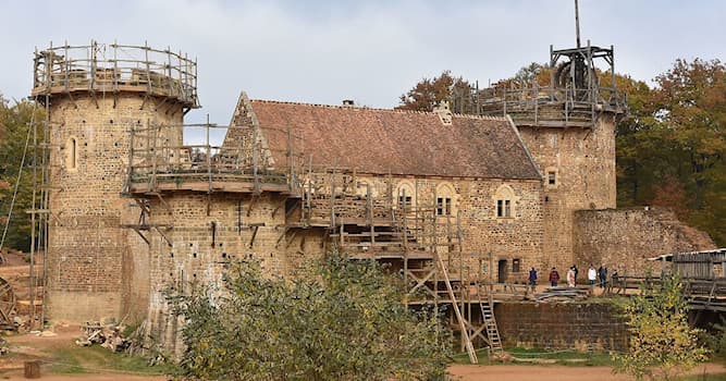 Aardrijkskunde Trivia Vraag: Hoe heet dit kasteel in Bourgondië dat momenteel wordt gebouwd met middeleeuwse technieken?