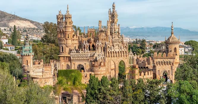 Aardrijkskunde Trivia Vraag: In welke Spaanse stad bevindt zich het Castillo de Colomares?