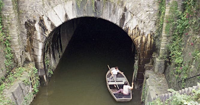 Aardrijkskunde Trivia Vraag: In welke stad bevindt zich de enige scheepvaarttunnel van Duitsland?