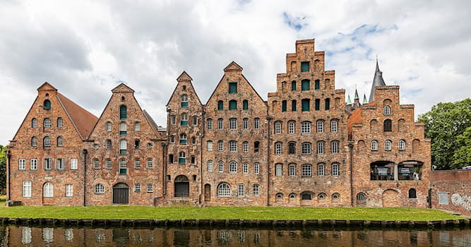 Aardrijkskunde Trivia Vraag: Van welke Duitse hanzestad is de Salzspeicher een van de uithangborden?