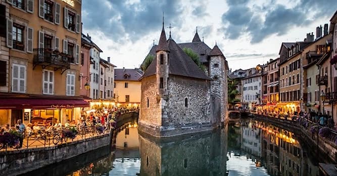 Aardrijkskunde Trivia Vraag: Van welke Franse stad is het Palais de l'Isle het uithangbord?