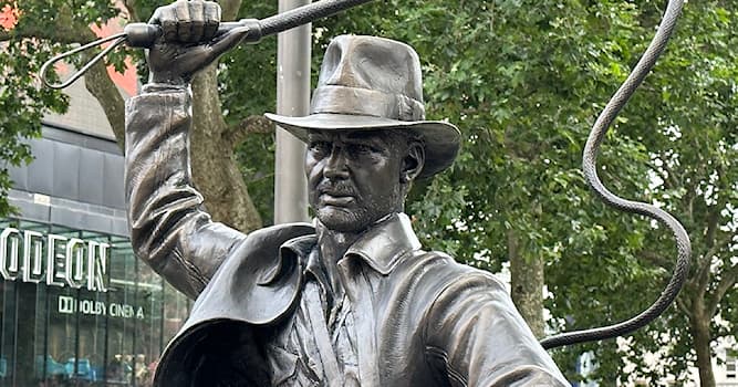 Aardrijkskunde Trivia Vraag: Waar in Londen bevindt zich dit standbeeld van Indiana Jones?