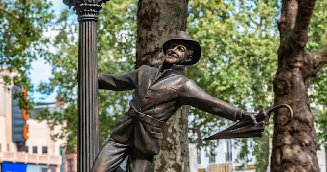 Aardrijkskunde Trivia Vraag: Waar in Londen vind je dit standbeeld van Gene Kelly als Don Lockwood in Singin' in the Rain?