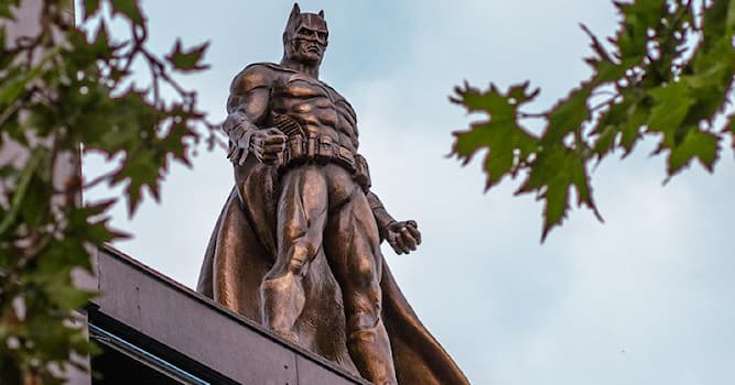 Aardrijkskunde Trivia Vraag: Waar in Londen vind je een standbeeld van Batman?