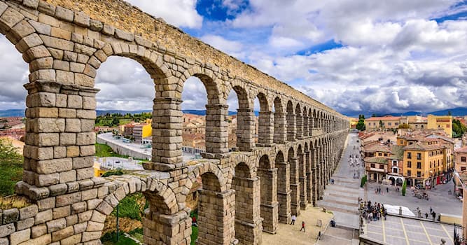 Aardrijkskunde Trivia Vraag: Welke Spaanse stad staat bekend om het Romense aquaduct in de binnenstad?