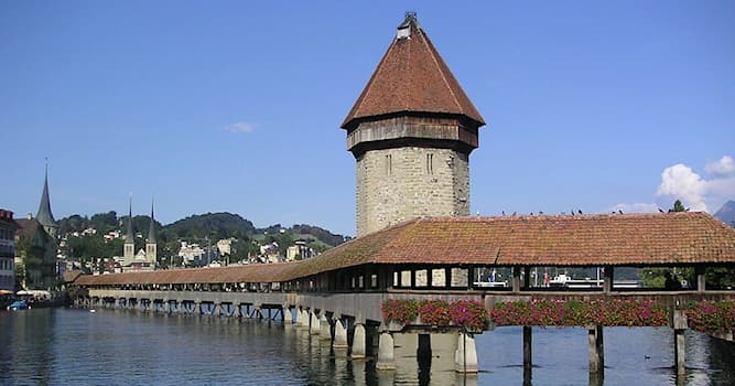 Aardrijkskunde Trivia Vraag: Waar bevindt zich deze houten overdekte brug?