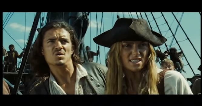 Film & Fernsehen Wissensfrage: Was hält Johnny Depp in Fluch der Karibik voller Genugtuung in der Hand?